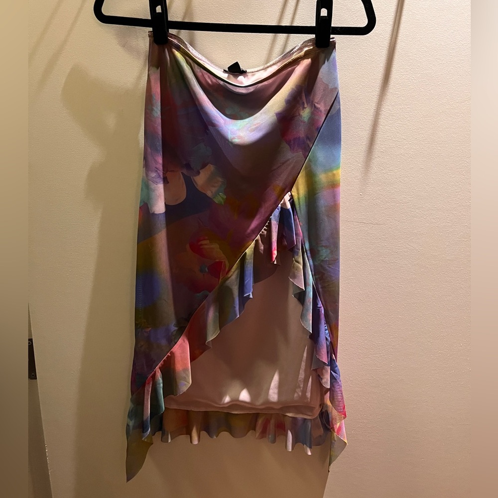 Nasty Gal colorful midi skirt
Size 2
